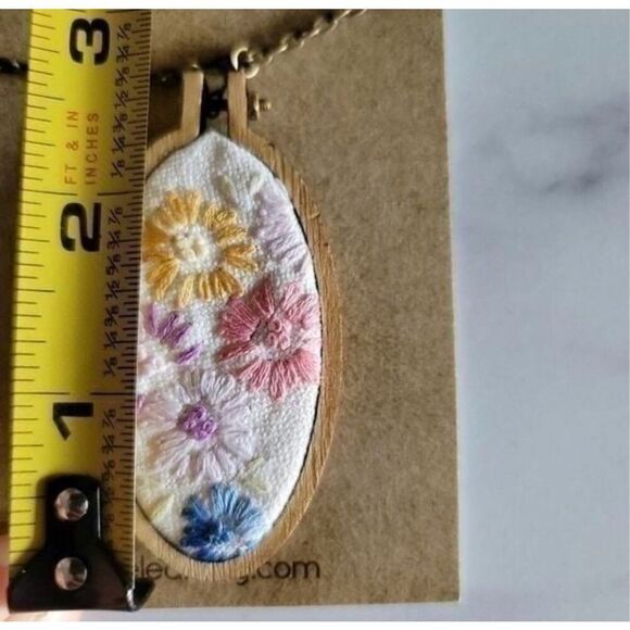 Embroidered daisy floral necklace A path less raveled cottagecore log dangle loo - Picture 4 of 5